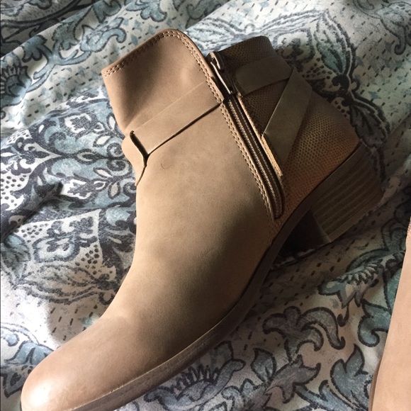 Boots - Picture 3 of 5